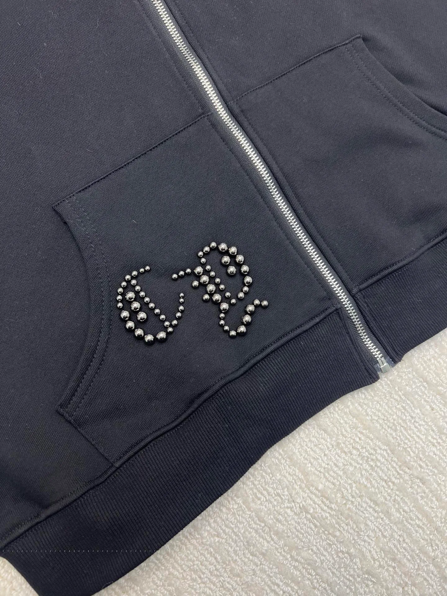 P350 𝗖𝗵𝗿𝗼𝗺𝗲 𝗛𝗲𝗮𝗿𝘁𝘀Cro Heart Pure cotton terry zipper hooded jacket High weight cotton double yarn 380g large terry fabric, fixed and dyed matching ribs, customized full set of accessories, clear letters and perfect restoration without difference. High-end atmosphere, full of class, imported rubber paddle printing graphics and customized bead blasting technology, all wiring is a special machine chain double line.  Size: M L XL XXL